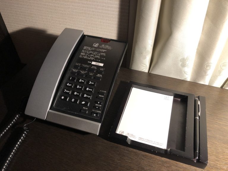 デスクの上の電話