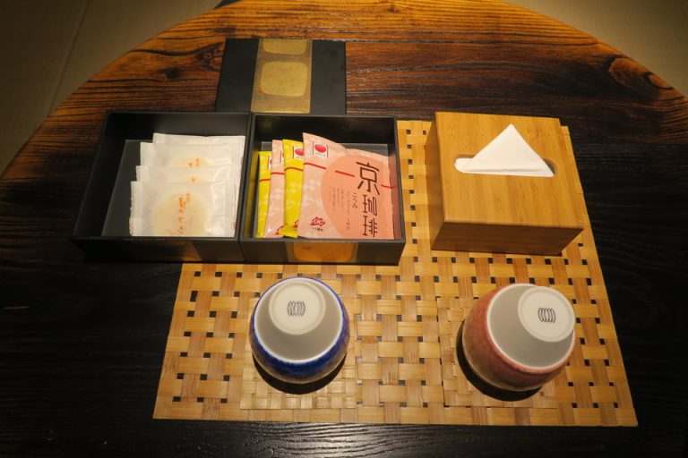 カップとお茶菓子、コーヒー