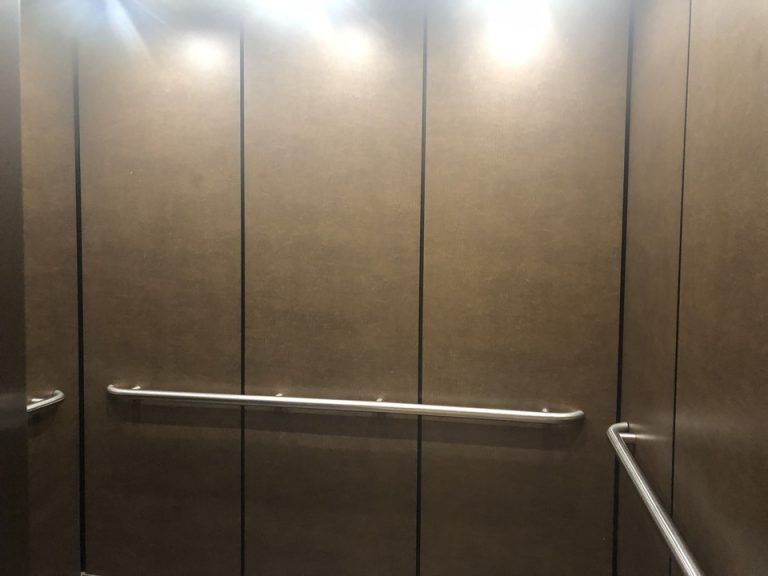 エレベーターはかなり広いです