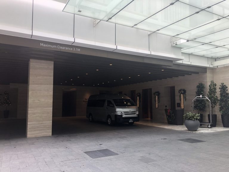 D出口から進むとロータリーのエントランスに着きます