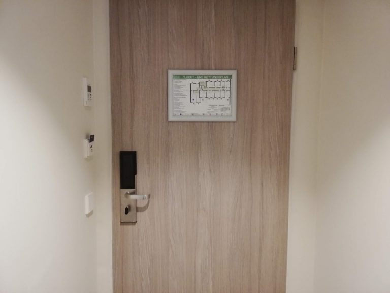 客入口内観ドア