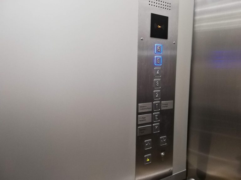 エレベーター階数ボタン1