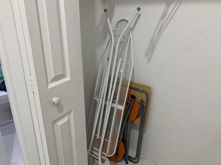 クローゼット内観。クローゼットの中も充実しています。(2)