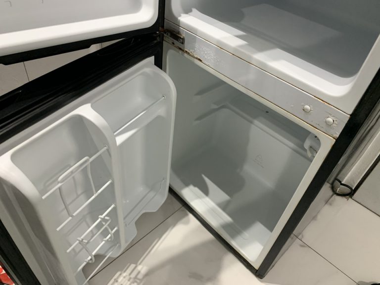 冷蔵庫中。一人暮らし用サイズの冷蔵庫がついていました。冷凍庫もあり、とても便利です。