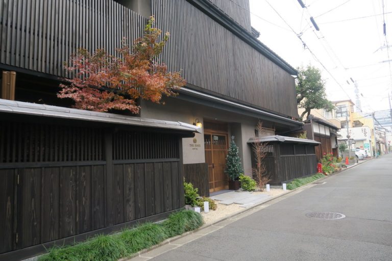 建物全体外観(朝)