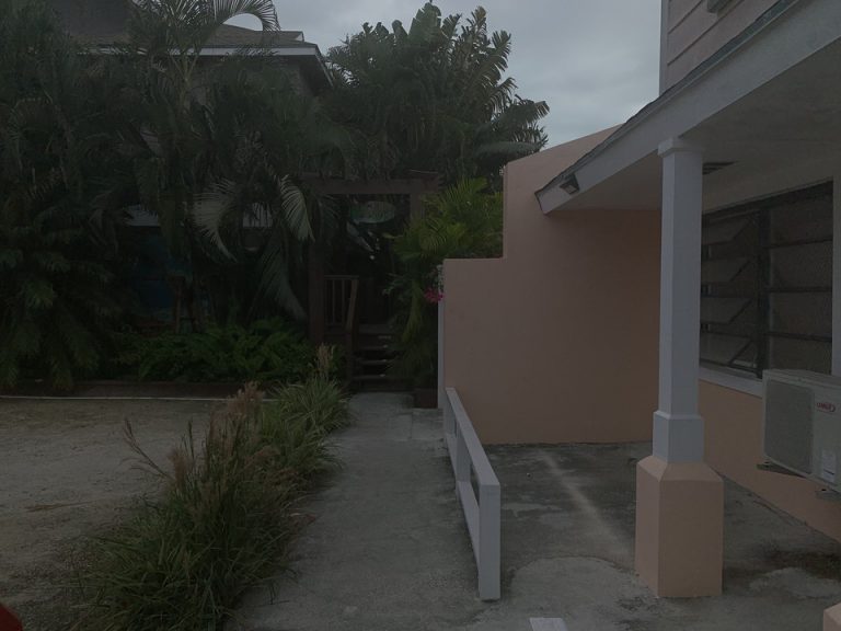 客室付近廊下。フロントからは少し離れていました。階段もあるので、荷物が多い場合は少し大変かもしれません。