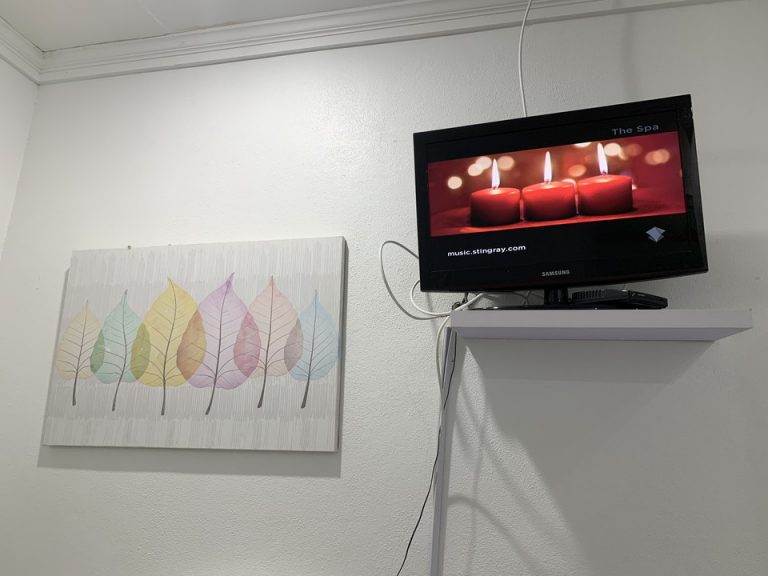 テレビ。テレビからはバハマの音楽がずっと流れていました。それがとても居心地よかったです。