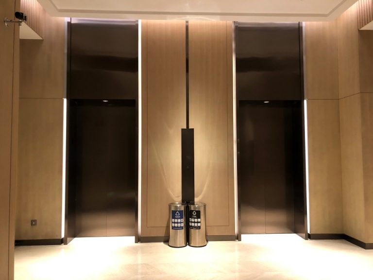 ロビー階のエレベーター前1