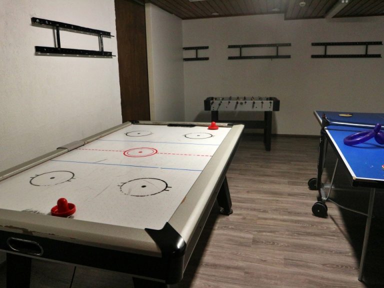 _共有スペースに卓球台やエアホッケー台があり子供達が遊んでいました