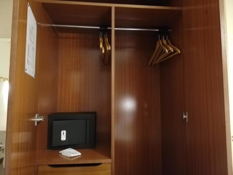 クローゼット外観(開けた状態)1