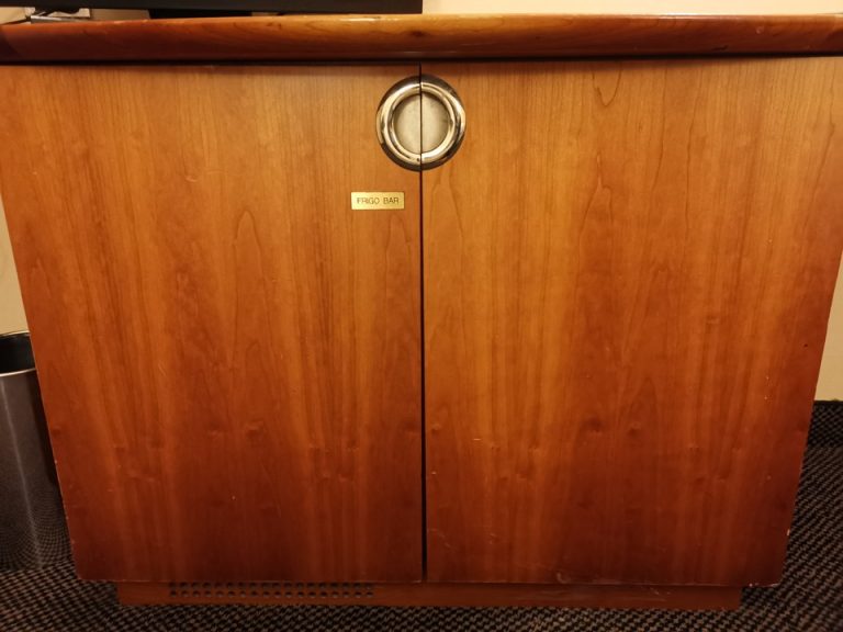 冷蔵庫の入った棚