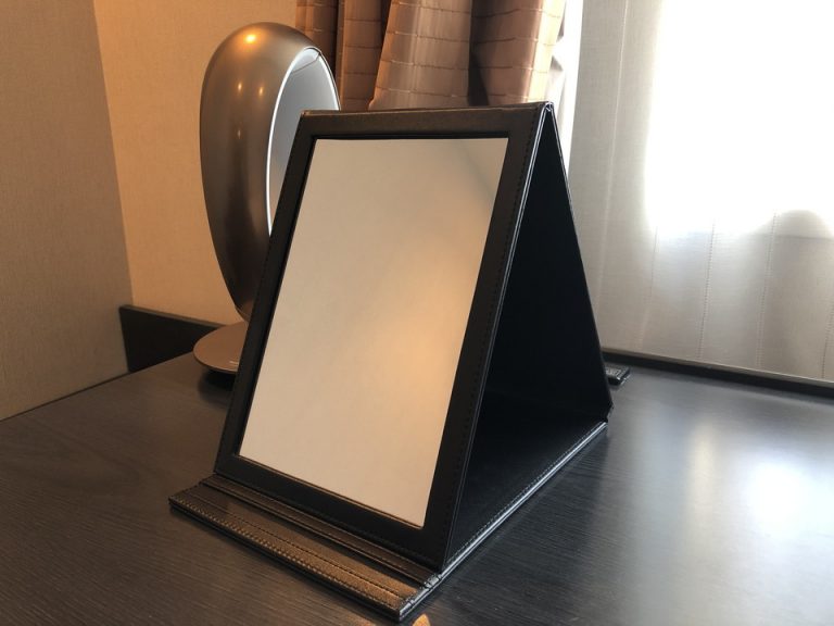 デスクにスタンドミラー