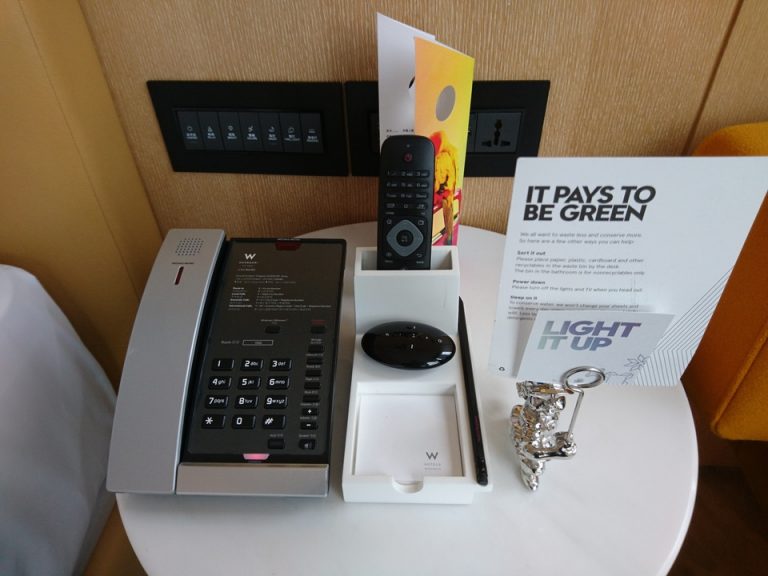 ベッドサイドデスク右