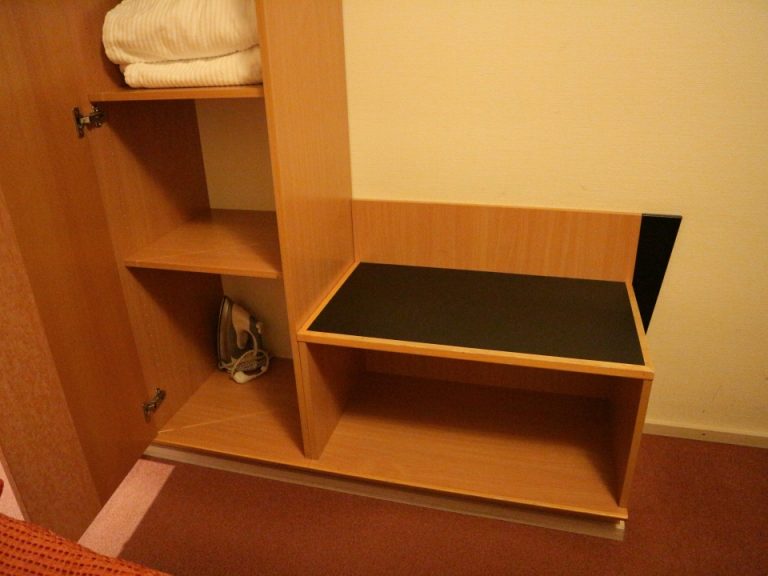 クローゼットの横に物を置ける棚があり便利でした