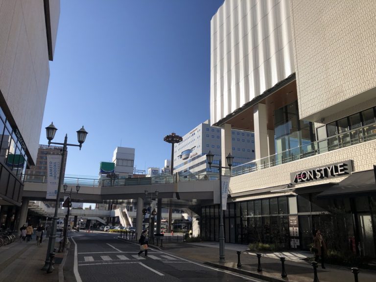 ホテルの前はイオン