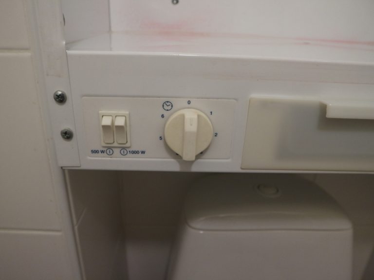 トイレの上にタオル乾燥機があります。