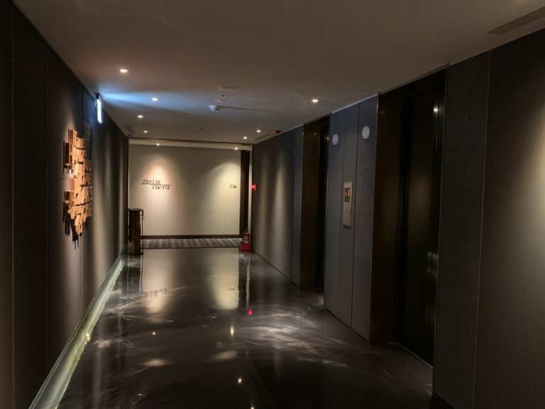 エレベータ_エレベーターホール客室階