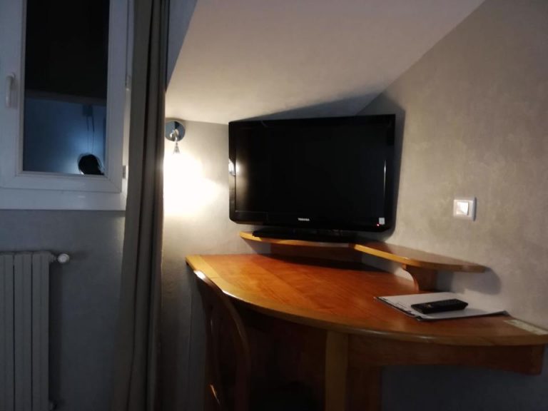 ベッド方向からTV 1