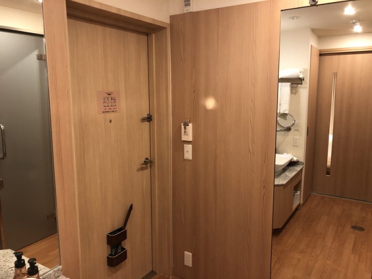 客室入口ドア内観(4)