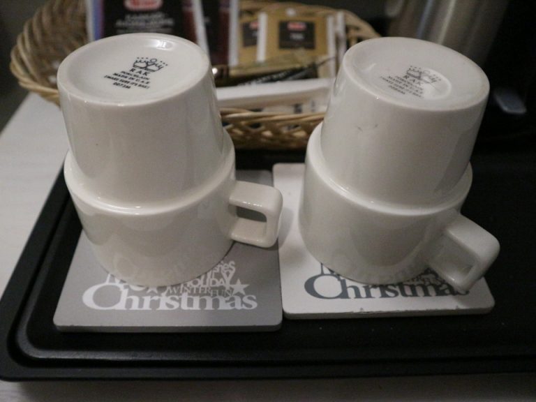 ドリンク用のグラスは無く、コーヒーカップのみあります。