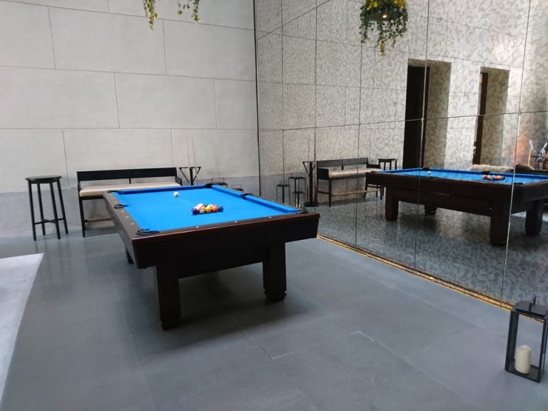 ロビーフロア ビリヤード