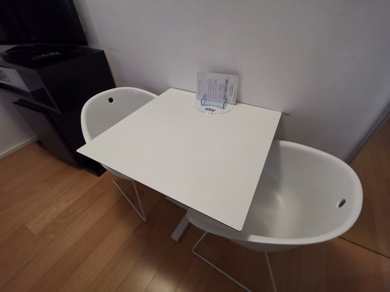 テーブルとチェア