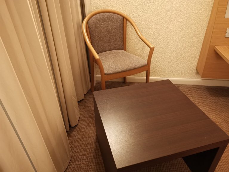 テーブルとチェア