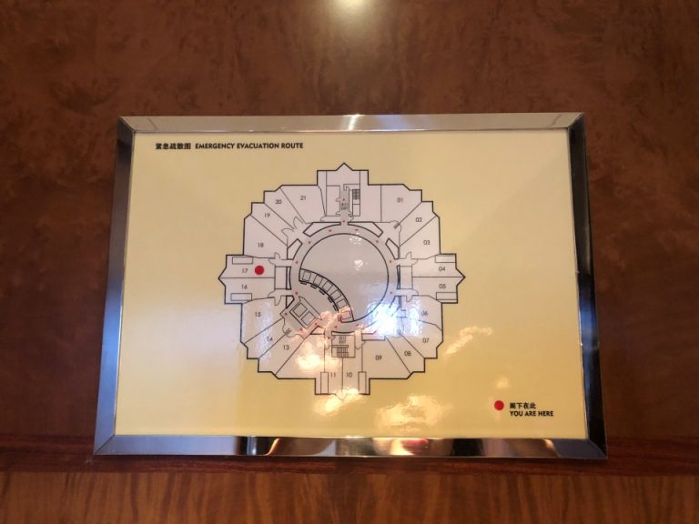 入り口ドアにはってある避難経路