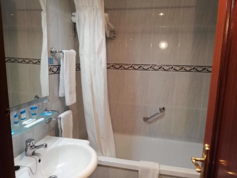 バスルーム入口から全体1