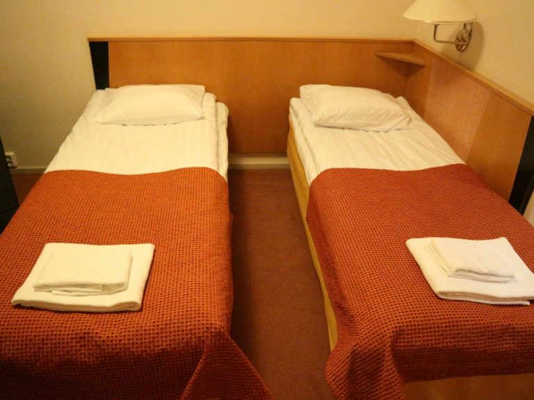 ベッドはシングルよりも更に小さいベガ2つ並んでます。かなり小さいので大柄の人は寝返りをうつもの大変だと思います。