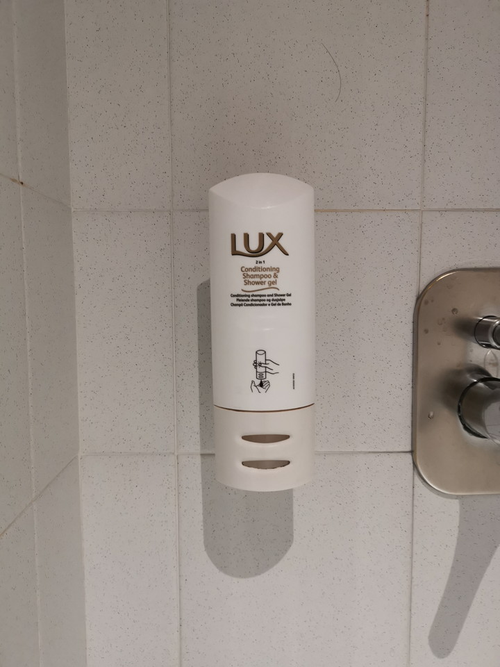 シャワー横に備え付けのシャンプー_ボディソープ