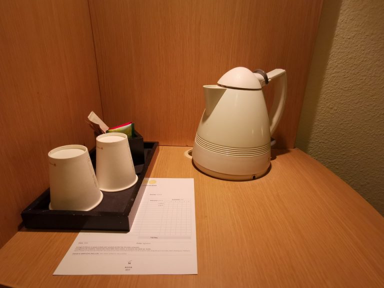 湯沸かしポットと備え付けのカフェが