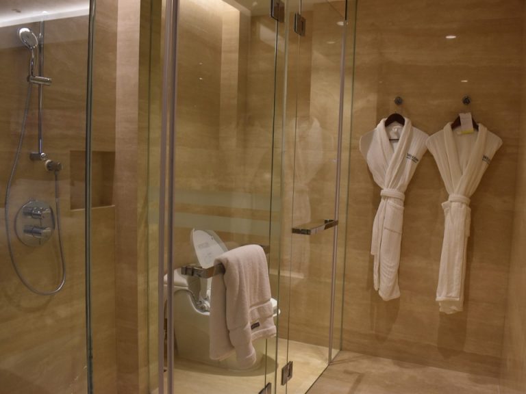 入り口からシャワー02