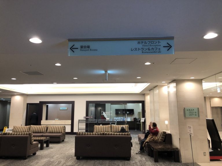 駅ビルからエレベーターで6Fのフロントへ向かう途中