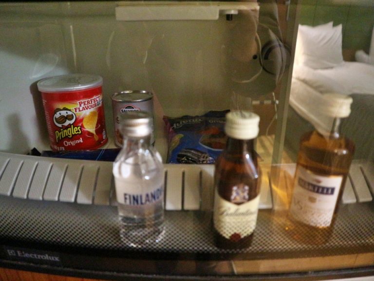 ミニバーにお酒とスナックがあります。
