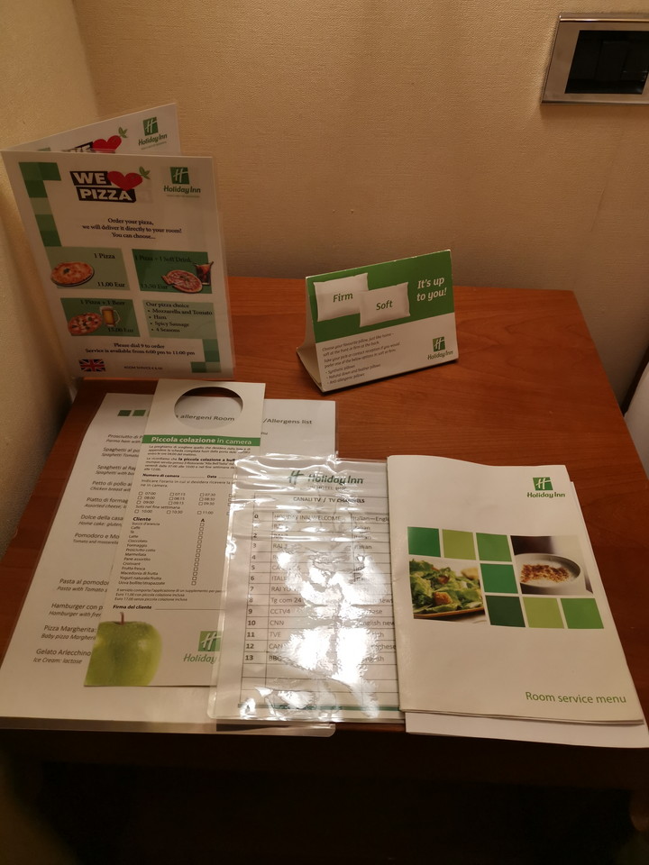 ベッド横にルームサービス等の案内状が