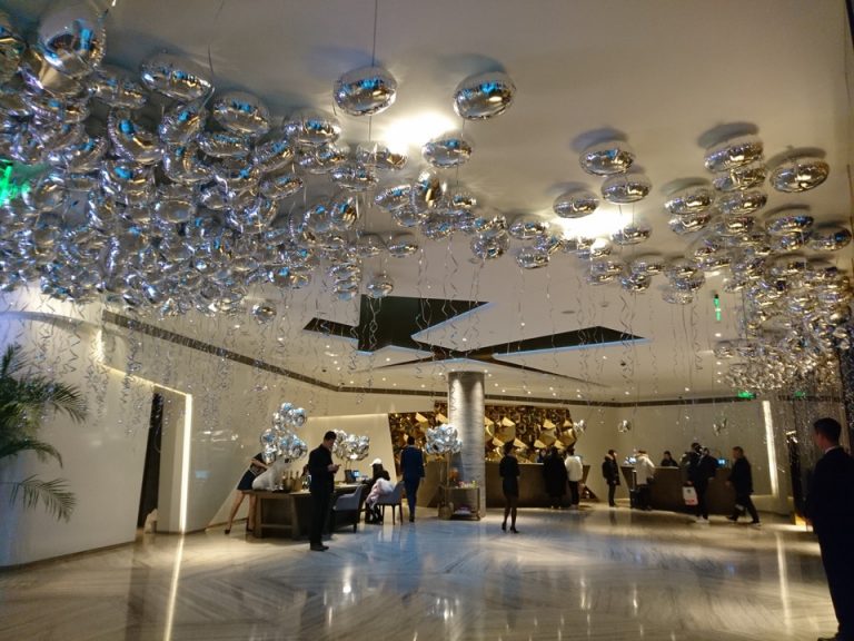 フロントカウンターとコンシェルズデスク