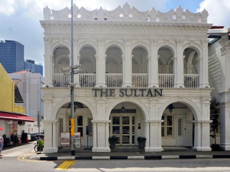 昼間のホテル外観