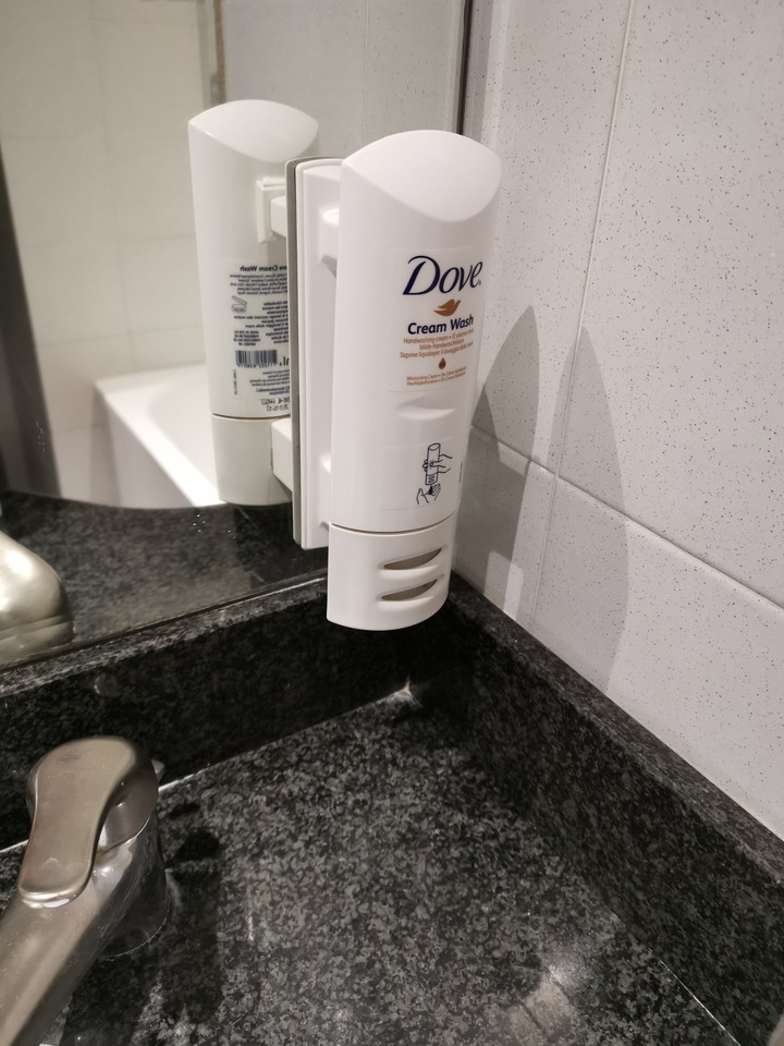 洗面台備え付けのハンドソープ