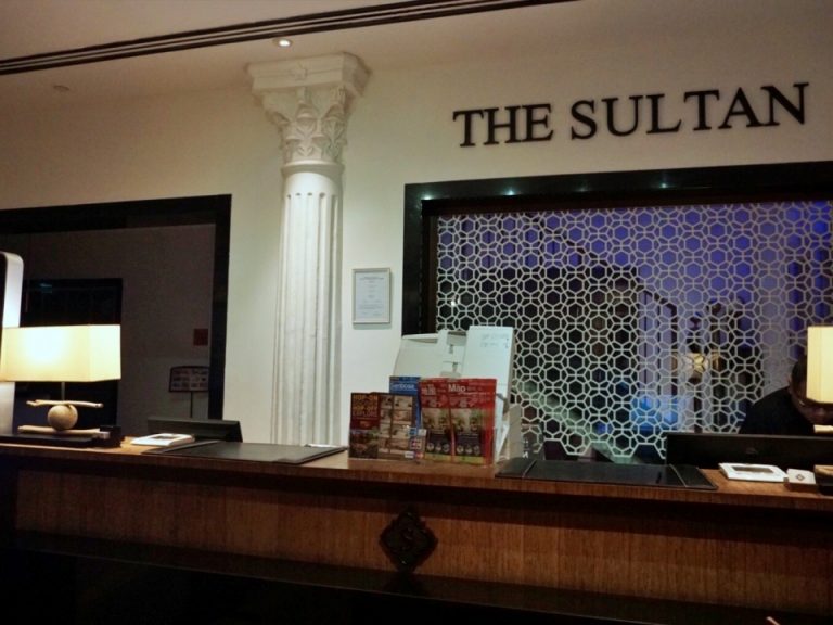 深夜でも早朝でも人がいるフロント