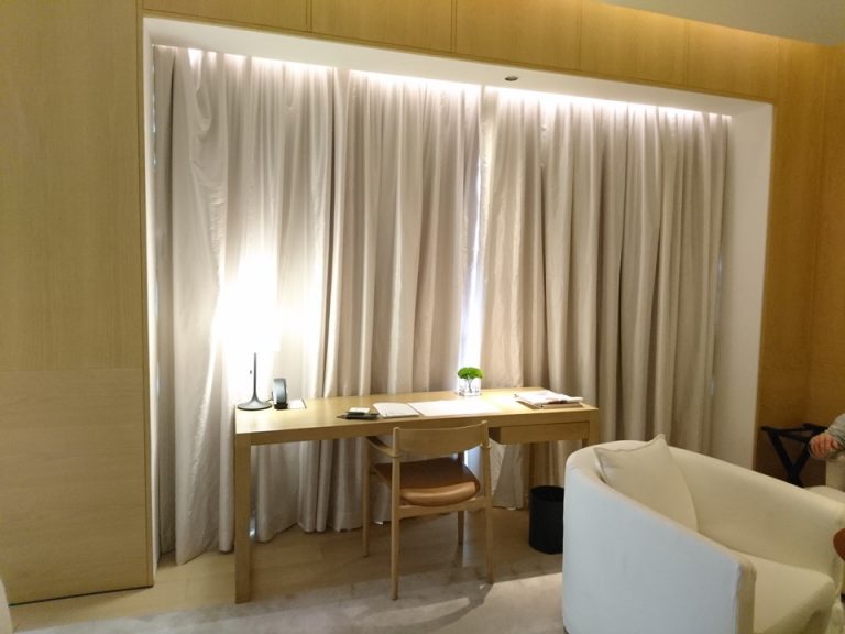 客室窓(閉じた状態)