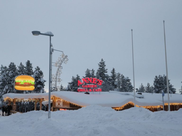 ホテルの向かいにハンバーガー屋さんがあります。