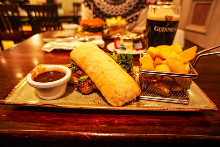 レストランで注文したステーキサンドイッチです