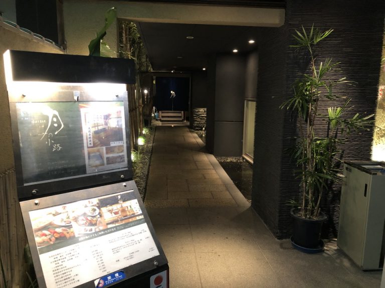 ホテル2Fのレストランへの入口