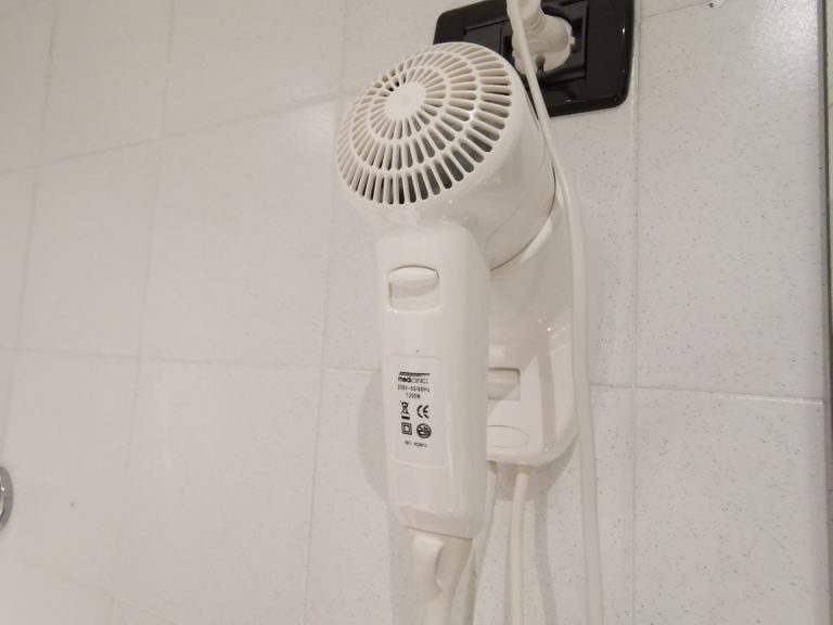 壁掛けタイプのドライヤー