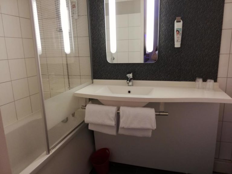 バスルーム入口から全景1