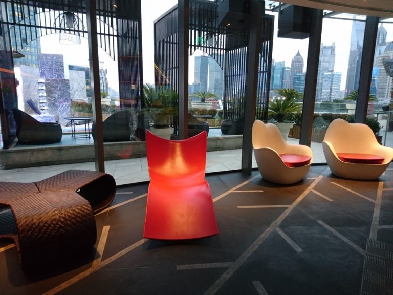 屋内プールの座椅子