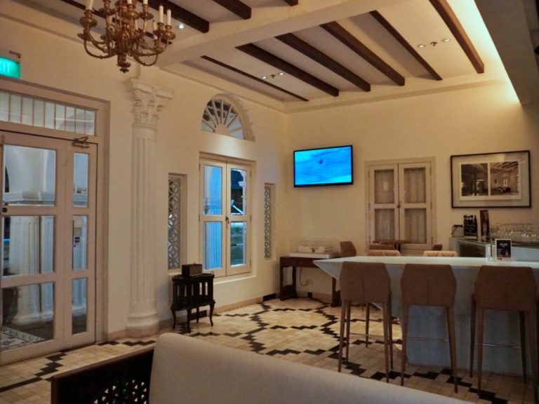 白を基調にしたエントランス