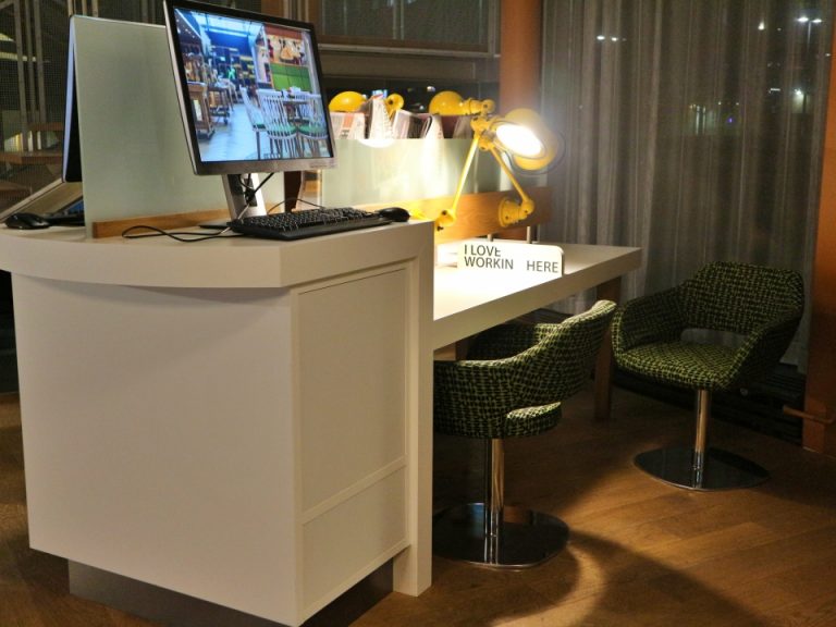 ロビーに宿泊客が利用できるインターネットスペースがありました。