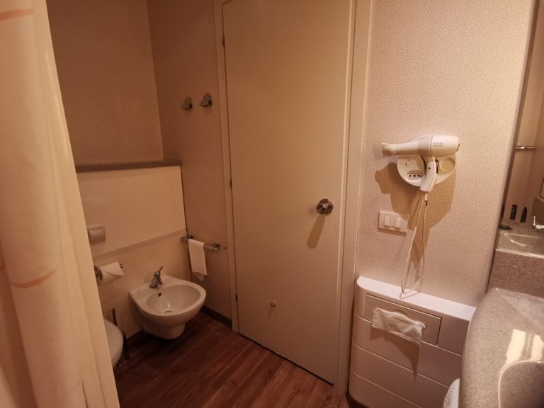 バスルーム内から入口